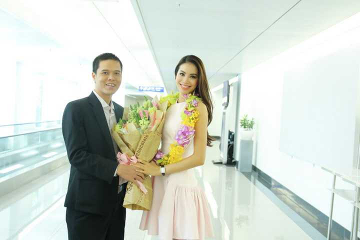 Có mặt tại buổi đón, NSND Ngọc Giàu, hoa hậu Thu Hoài cùng người thân đã vào tận khu vực lấy hành lý để đón Hương và hỗ trợ cô làm thủ tục.