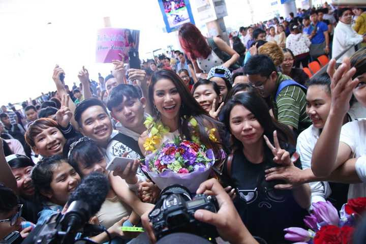 Phạm Hương cũng nhiệt tình chụp ảnh cùng fan, cảm ơn tất cả các fan hâm mộ đã ủng hộ cô suốt thời gian qua. Phạm Hương cho biết: Phạm Hương vô cùng xúc động, quá bất ngờ về sự yêu thương mà mọi người dành cho Hương. Hương cảm ơn mẹ, cảm ơn ngoại Ngọc Giàu, cảm ơn các anh chị báo chí, cảm ơn gia đình, bạn bè và đặc biệt là những bạn fan hâm mộ. Chính các bạn làm nên một Phạm Hương đầy tự tin trên sân khấu quốc tế. Cảm ơn mọi người rất nhiều