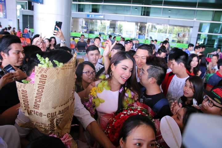 Sau khi về từ sân bay, Phạm Hương cùng gia đình, người thân đã có buổi dùng cơm thân mật. Cô chia sẻ đã rất thèm đồ ăn tại Việt Nam sau một thời gian dài không được thưởng thức.