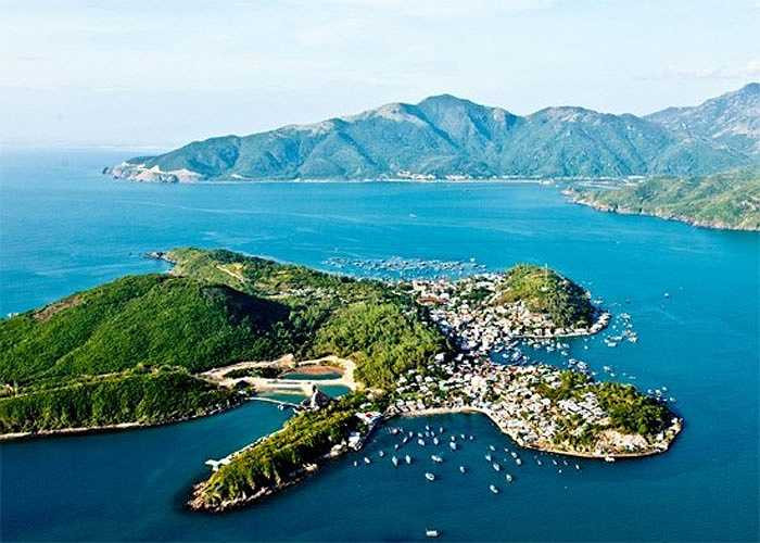 Ngoài ra, một số tour đến các vùng biển Nha Trang, Phú Quốc vẫn chứng tỏ độ 'hot' vào thời điểm này. Theo anh Nguyễn Thành Vinh (hướng dẫn viên du lịch): 'Với nhiều khách, nghỉ lễ đi tránh rét cũng là một ý tưởng không tồi, do đó, một số tour đi biển dịp Tết dương vẫn hút khách. Hà Nội đi Nha Trang có giá từ 2,1 - 2,5 triệu đồng/người (3 ngày 2 đêm).