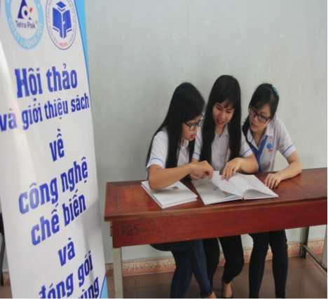 Sinh viên thảo luận về công nghệ chế biến và đóng gói vô trùng thực phẩm dạng lỏng trong cẩm nang