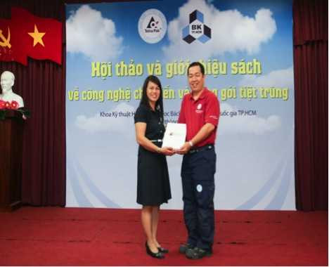 Đại diện Tetra Pak trao sách cho giảng viên khoa CNTP, Đại học Bách khoa TPHCM