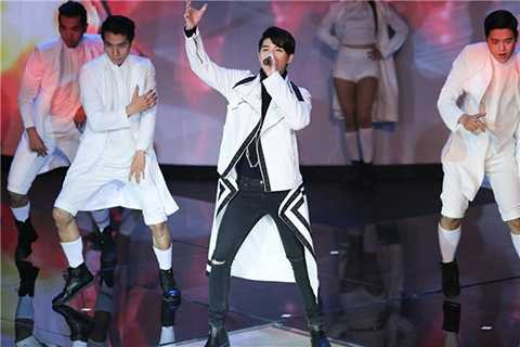 Không kém cạnh trước các ca sĩ nữ, Noo Phước Thịnh thu hút khán giả bởi vẻ điển trai cùng giọng hát đầy nội lực. 