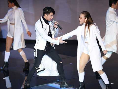 Noo Phước Thịnh hút hồn với mái tóc chải rũ xuống, lệch một bên. 