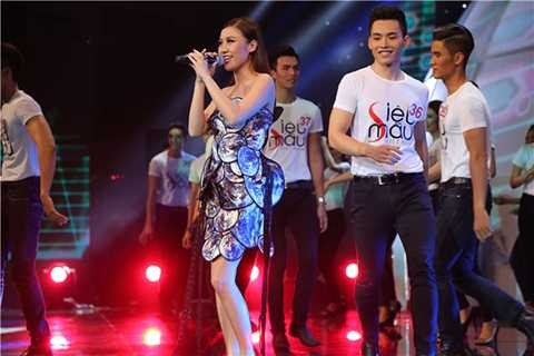 Cô mở màn đêm chung kết Siêu mẫu Việt Nam với ca khúc Monalisa