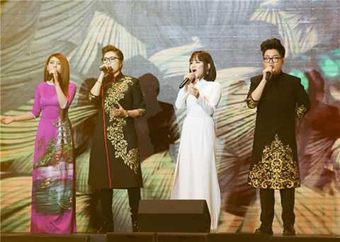 Đức Phúc, Yến Lê, Tố Ny và Vicky Nhung hòa giọng trong một liên khúc về quê hương đất nước.