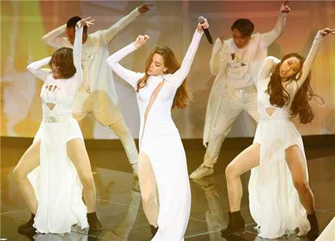 Nữ ca sĩ khiến khán giả không thể rời mắt trước phần biểu diễn sôi động và máu lửa.