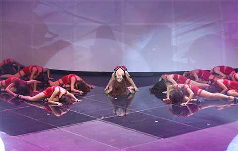 Hoàng Thùy Linh tiếp tục khiến khán giả há hốc mồm trước mà biểu diễn vô cùng sexy và quyến rũ.