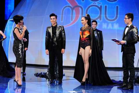 Các thí sinh bước vào vòng trò chuyện trực tiếp với nhà báo Trác Thuý Miêu