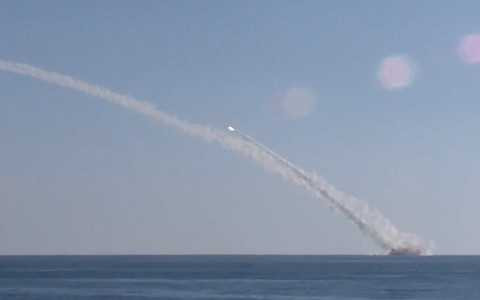 Tên lửa Kalibr của Nga phóng từ tàu ngầm lớp Kilo Rostov-on-Don. Ảnh Telegraph Tên lửa Kalibr của Nga phóng từ tàu ngầm lớp Kilo Rostov-on-Don. Ảnh Telegraph