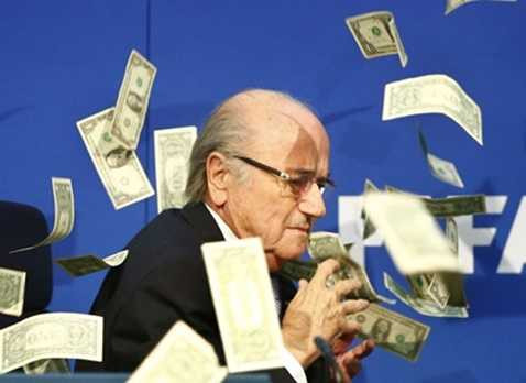 Sepp Blatter bị danh hài người Anh Simon Brodkin ném một xấp tiền vào mặt Sepp Blatter bị danh hài người Anh Simon Brodkin ném một xấp tiền vào mặt