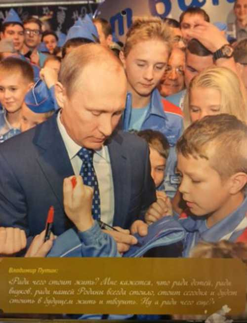 Tháng 6. Các bạn sống vì điều gì? Tôi nghĩ - vì con, vì cháu - sống cho Tổ quốc luôn là xứng đáng. Rất xứng đáng để sống vì điều đó trong cả hôm nay và tương lai? Còn gì hơn?