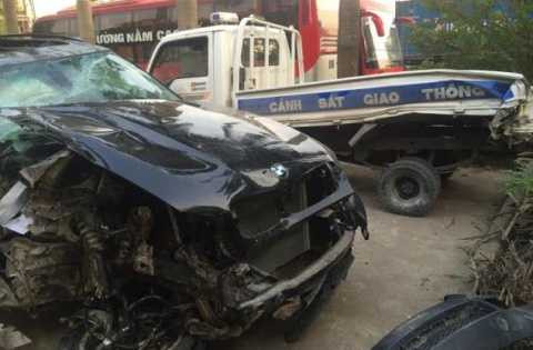 Chiếc BMW đâm thẳng vào xe CSGT tỉnh Hưng Yên vào tối 19/12