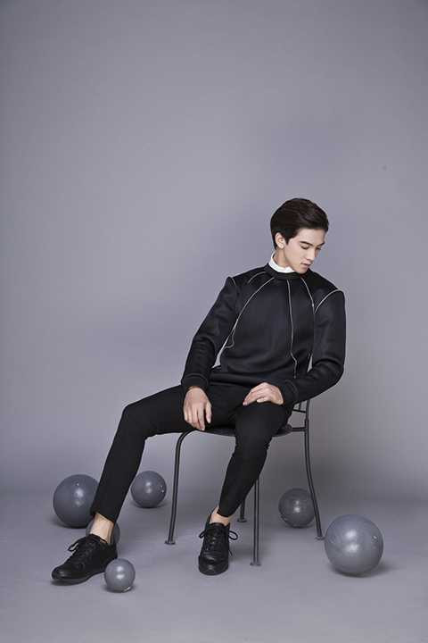 Với lợi thế đó, nhiều khán giả đã suy nghĩ Tiến Vũ sẽ tận dụng “thế mạnh hình thể” để gây sốt trước mắt công chúng sau khi kết thúc dự án điện ảnh đầu tay. 