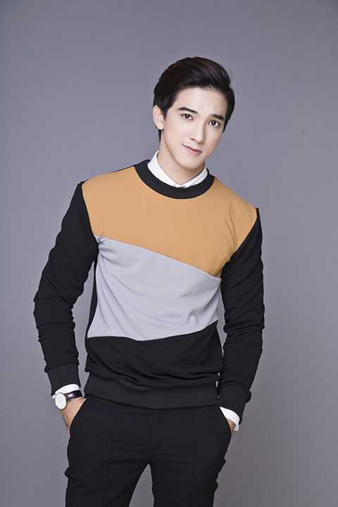 Với phong cách thời trang khá đơn giản, không cầu kì nhưng thu hút với nhiều cách mix & match thú vị. Những mẫu áo pull đơn giản được Vũ mix lại cùng những chiếc jacket, bomber trông thật trẻ trung và năng động. Hoặc lịch lãm và sang trọng khi biến hóa với những chiếc sơ mi trơn. Đây cũng là những phong cách dự đoán sẽ làm điên đảo cánh mày râu dịp đầu năm nay. 