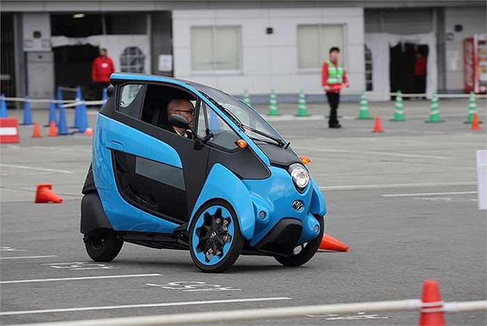 Chiếc xe nhỏ này có một chút khó khăn khi di chuyển và ôm cua do bánh sau có cảm giác trượt ở tốc độ cao trên đường thử. Bên cạnh đó, hai bánh trước sẽ nghiêng sang hai bên, hỗ trợ cho xe khi ôm cua.