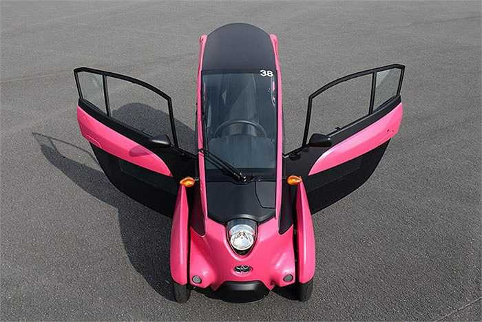 Toyota i-Road có chiều dài 2344 mm, chiều rộng 871 mm và chiều cao 1455 mm. Với kích thước nhỏ như vậy, chiếc xe chạy điện 3 bánh này chỉ rộng hơn một chiếc xe máy scooter một chút và hẹp hơn so với một chiếc môtô thể thao cỡ lớn. 