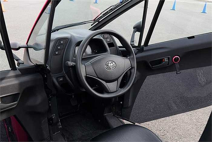 Với chiếc xe có bề rộng chỉ vừa một người ngồi như i-Road thì tất nhiên cụm đồng hồ cùng vô lăng đặt ngay ở vị trí giữa xe, phía bên trái vô-lăng là nút bấm điều chỉnh hộp số của xe. Hai cửa ra vao hai bên cũng được thiết kế khá thuận tiện.