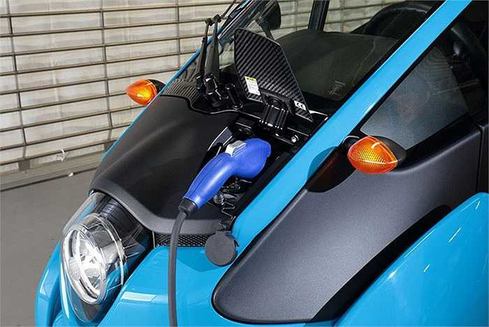 Chiếc xe ba bánh này vận hành bằng hai mô-tơ điện 2kW gắn trên hai bánh trước. Với một bộ pin đầy, xe có thể chạy quãng đường khoảng 50 km. Thời gian sạc đầy pin với nguồn điện tại điện gia dụng là 3 tiếng.