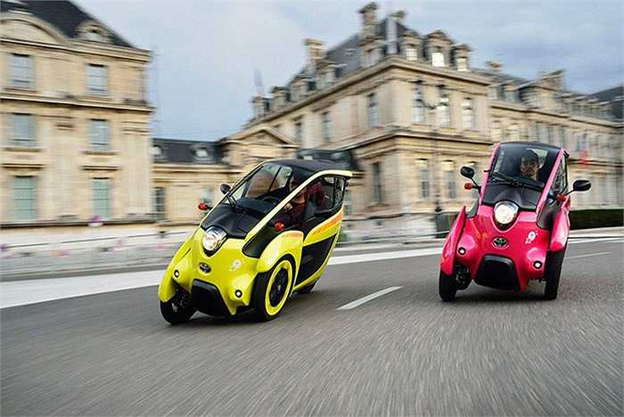 Toyota i-Road EV được trang bị hệ thống treo trước của xe có khớp nối và ứng dụng công nghệ “Active Lean”, giúp xe tự cân bằng khi vào cua hoặc đi vào trên địa hình xấu.