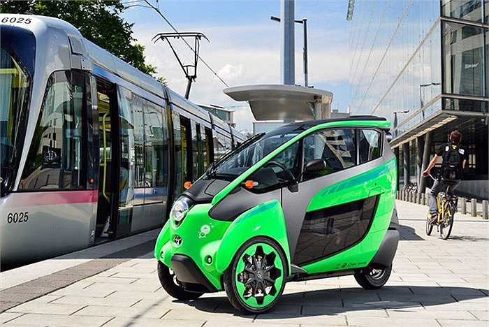 Là một chiếc xe ba bánh có khả năng tự nghiêng khi vào cua, cùng khả năng đi được 50 km mỗi lần sạc và đạt vận tốc khoảng 30 km/h. Toyota i-Road EV hứa hẹn có thể chiếm lĩnh được thị phần của những chiếc xe tay ga cỡ lớn. 