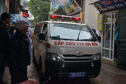 Xe cứu thương đưa nạn nhân tử vong rời khỏi hiện trường