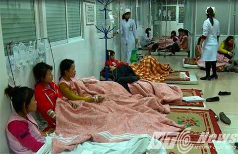 Hàng trăm công nhân bị ngộ độc sau bữa cơm trưa ngày 28/12 - Ảnh MK Hàng trăm công nhân bị ngộ độc sau bữa cơm trưa ngày 28/12 - Ảnh MK