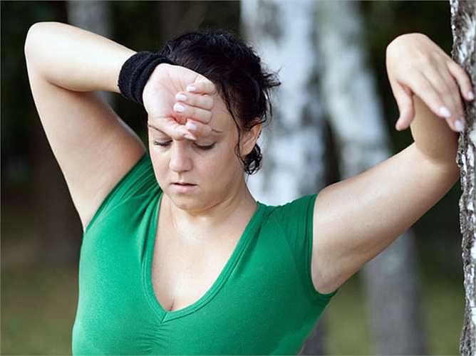 Giúp giảm cân: Cà phê ức chế sự thèm ăn. Uống một tách cà phê vào buổi chiều giúp giảm thèm ăn vặt và đồ ngọt. Nó hoạt động như một chất kích thích và cung cấp năng lượng và thúc đẩy sự kích thích nhiệt của cơ thể dẫn đến đốt cháy năng lượng.