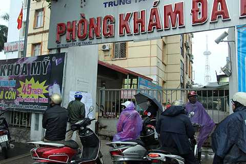 Sáng ngày 29/12, trước cổng Trung tâm Y tế Dự phòng Hà Nội địa chỉ tại số 70 Nguyễn Chí Thanh vẫn có rất đông phụ huynh đưa con tới đây chờ đăng kí tiêm chủng trực tiếp