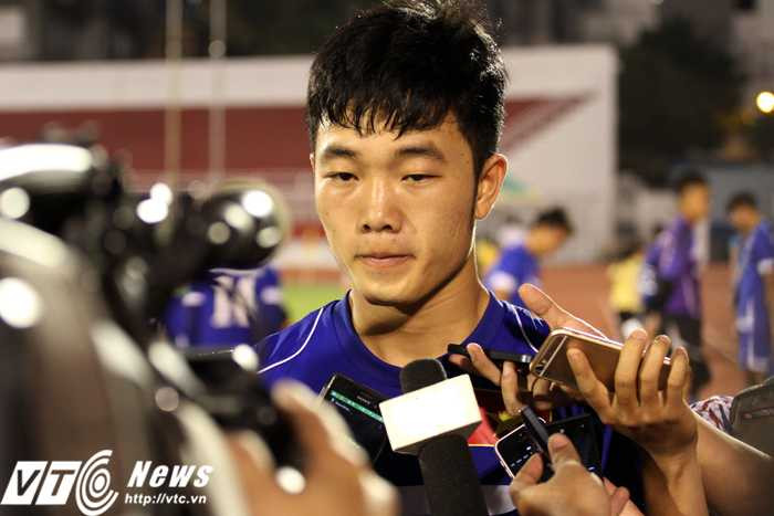 Xuân Trường giữa vòng vây báo chí (ảnh: Hoàng Tùng)