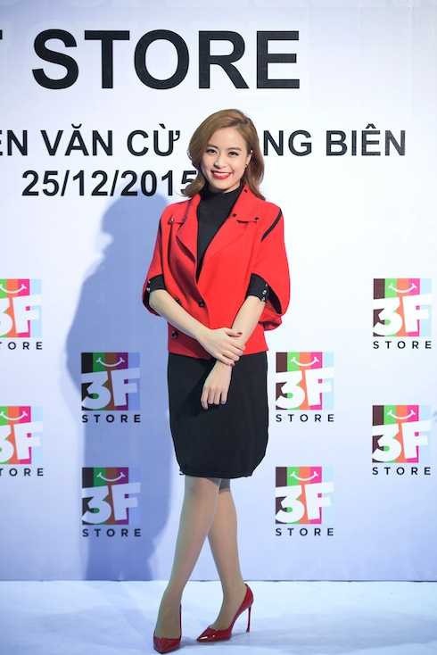 Hoàng Thuỳ Linh xuất hiện kín đáo.