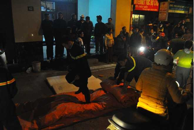 Hiện trường vụ nam thanh niên nghi ngáo đá nhảy lầu tự tử ngõ 54 Mễ Trì Thượng. Ảnh: Hoàn Nguyễn.