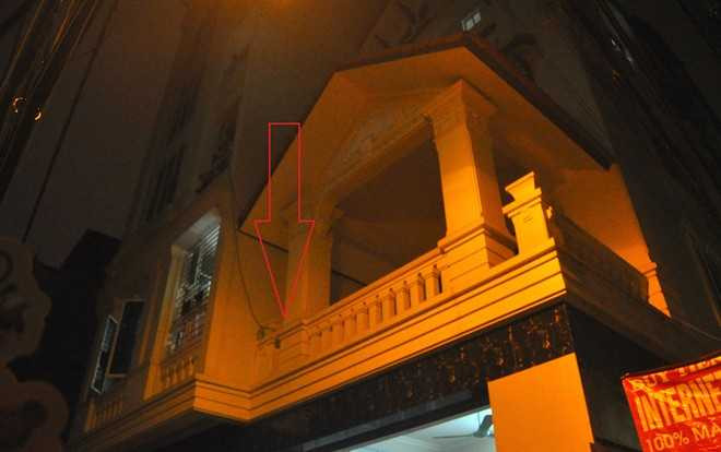 Vị trí nam thanh niên nhảy lầu. Ảnh: Hoàn Nguyễn.