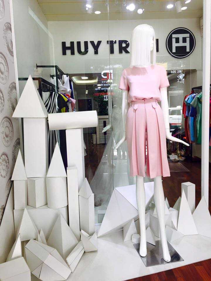 Ngọc Trinh lại bị tố ăn cắp ý tưởng của NTK Huy Trần