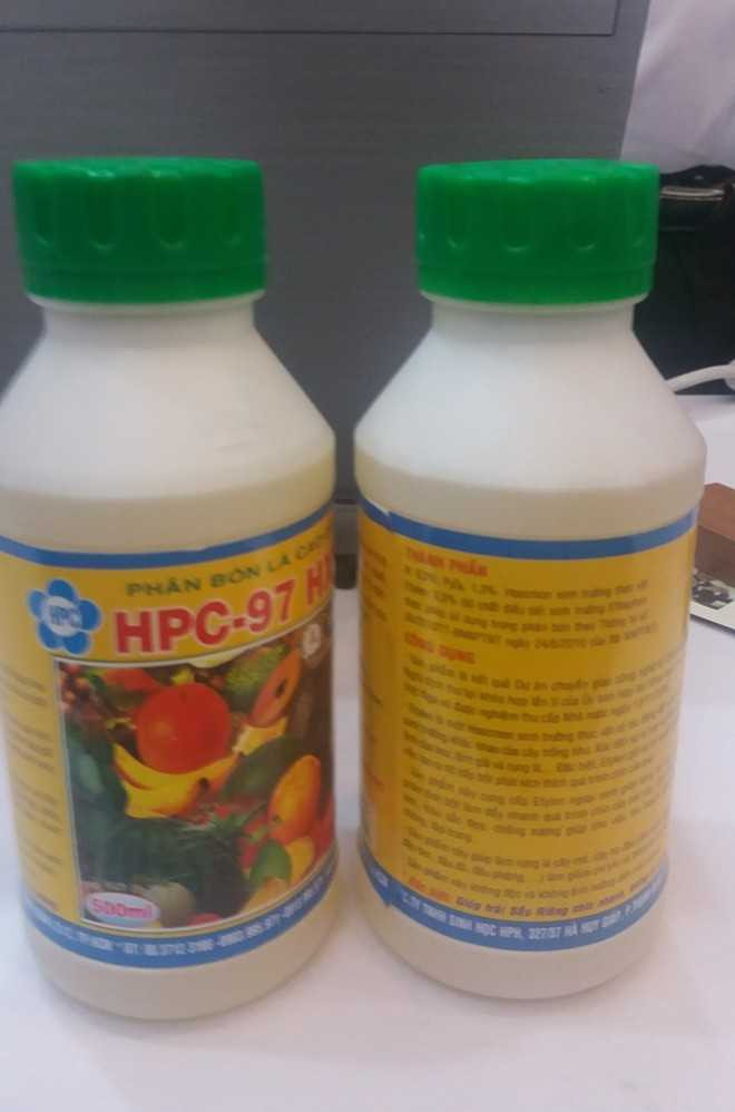 Người tiêu dùng hoang mang với nhiều loại phân bón lá nhưng có tác dụng làm chín trái cây đang lưu hành trên thị trường. Ảnh: H.L.