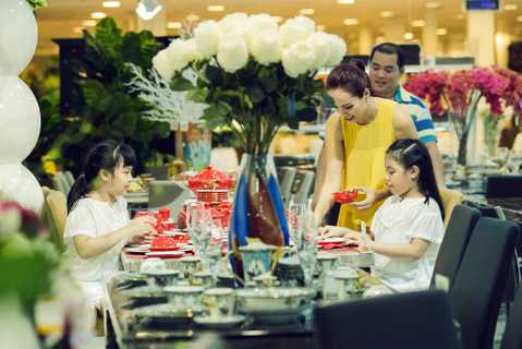 Xuất thân là những người hoạt động trong lĩnh vực nghệ thuật, Thúy Hạnh là một người mẫu đồng thời là một MC đắt show sự kiện trong thời điểm hiện nay, trong khi đó Minh Khang được biết đến là một nhạc sỹ tài năng và là nhà hòa âm phối khí quen mặt với rất nhiều ca sỹ nổi tiếng cùng các dự án nghệ thuật lớn nhỏ. 
