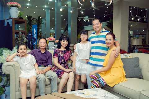 Đặc biệt, ông xã Minh Khang luôn dành những lời có cánh cho người vợ mà đối với anh đó là món quà quý giá nhất của anh trong cuộc đời vì Thúy Hạnh là một người vợ không những xinh đẹp mà rất thông minh, khéo léo, chu toàn.