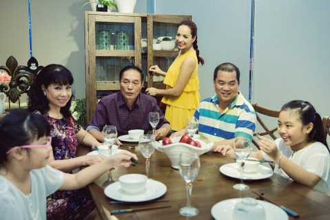 Nhân dịp bố mẹ ruột của Thúy Hạnh vào Sài Gòn chơi với các con cháu, cả nhà đã quyết định rủ nhau đi mua sắm đồ nội thất cho nhà mới của ông bà tại Hà Nội. 