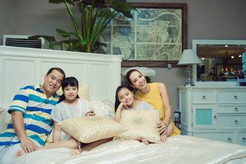 Có mặt tại siêu thị nội thất, vợ chồng Minh Khang Thúy Hạnh ăn vận đơn giản. 