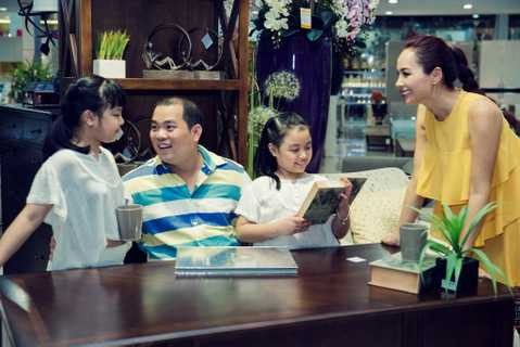 Riêng hai cô con gái được bố mẹ diện trang phục ton sur ton màu trắng. 