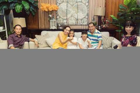 Bố mẹ của cặp đôi rất thích thú và hài lòng với các sản phẩm nội thất tuyệt đẹp tại đây. Cả gia đình đã có những giây phút vui vẻ, rộn ràng bên nhau.