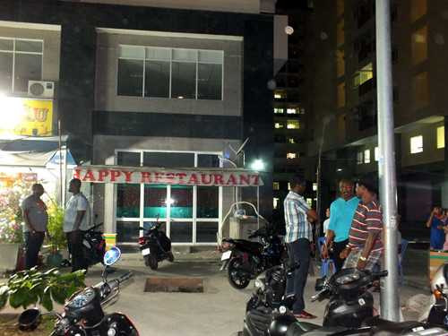 Những người châu Phi đang tụ tập trước cửa một nhà hàng của họ