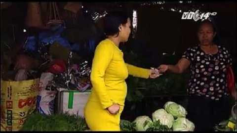 Rau từ nghĩa địa Cổ Nhuế được tiểu thương phân phối đi các chợ bán lẻ và lên bàn ăn của các gia đình