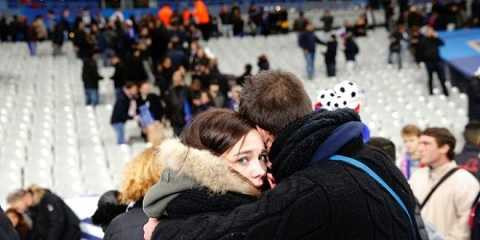 Đêm 13/11, một loạt các vụ đánh bom và xả súng khủng bố xảy ra ở Paris khiến 129 người chết, trở thành cuộc tấn công đẫm máu nhất ở Pháp kể từ sau Thế chiến 2. Tổng thống Francois Hollande phải nhanh chóng tuyên bố tình trạng khẩn cấp trên cả nước