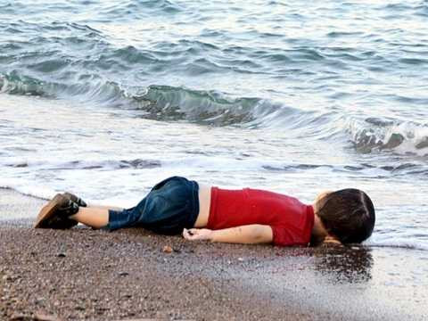 Hình ảnh chấn động thế giới - Aylan Kurdi - bé trai 3 tuổi người Syria tị nạn chết đuối trên một bờ biển ngoài khơi Thổ Nhĩ Kỳ
