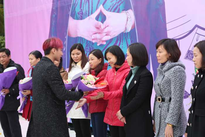 Khoảnh khắc Sơn Tùng bên các thầy cô giáo.