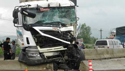 Chiếc xe tải bị bẹp dúm phần đầu