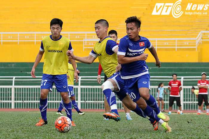 Trong các buổi tập, Xuân Trường và Duy Mạnh luôn đóng vai trò 'ông chủ tuyến giữa' trước khi được đá cặp cùng nhau vào chiều qua 29/12 (ảnh: H.T)