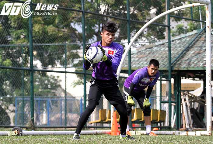 Thủ môn Trần Đình Minh Hoàng bị loại một phần vì chấn thương vai chưa khỏi hoàn toàn (ảnh: Hoàng Tùng)