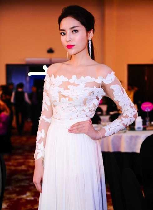 Hoa hậu Kỳ Duyên táo bạo với đầm xuyên thấu kết ren lấp ló nội y. Trang phục này từng khiến cô bị chê trách vì sự hớ hênh.